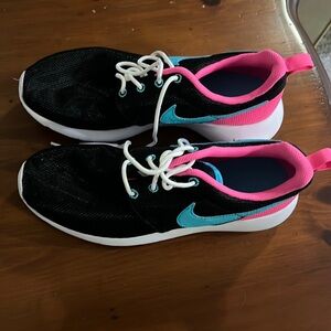 Nike sneakers! Never been worn. Size 5Y/7W which is equal to 37.5 EU.